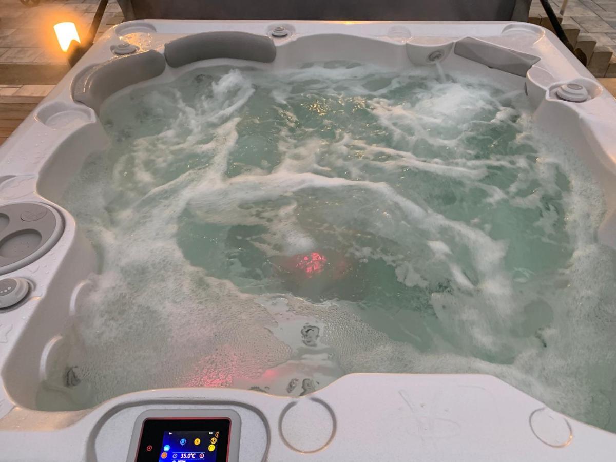 Chez La Rose Luxueuse Cottage Avec Jacuzzi Rouvres-la-Chétive Exteriör bild
